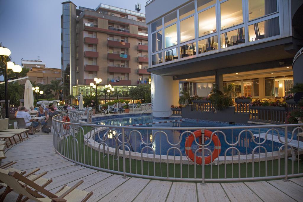 Hotel Meripol Alba Adriatica Exterior foto